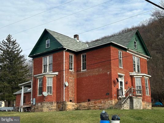 Exterior, Facade, Brick Facade, Queen Anne Victorian