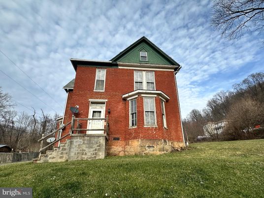 Exterior, Facade, Brick Facade, Queen Anne Victorian