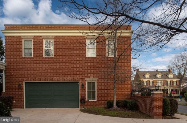 Attached, Exterior, Facade, Brick Facade, Georgian