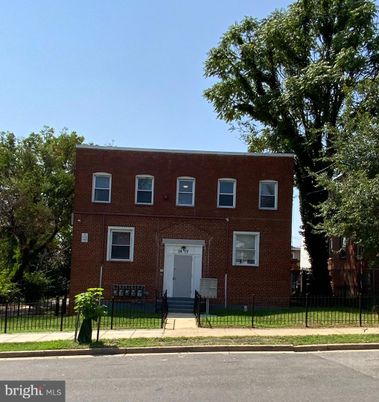 Exterior, Facade, Brick Facade, Georgian