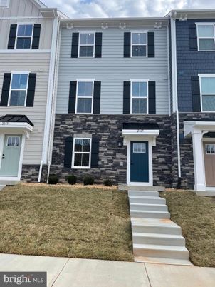 Exterior, Facade, Rowhouse
