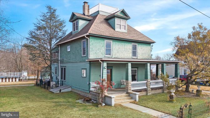 Backyard, Exterior, Facade, American Foursquare