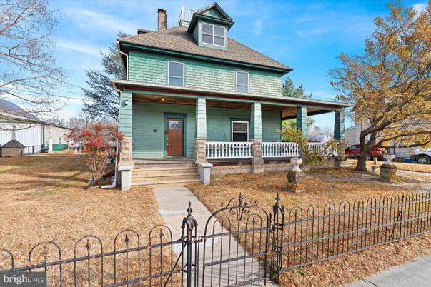 Exterior, Facade, American Foursquare