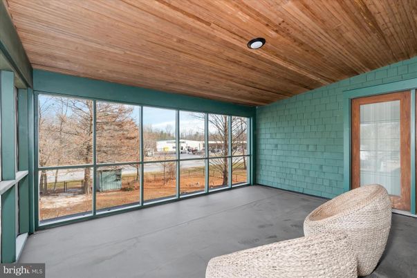 Empty room, Interior, Sun Room, Wooden Ceilings