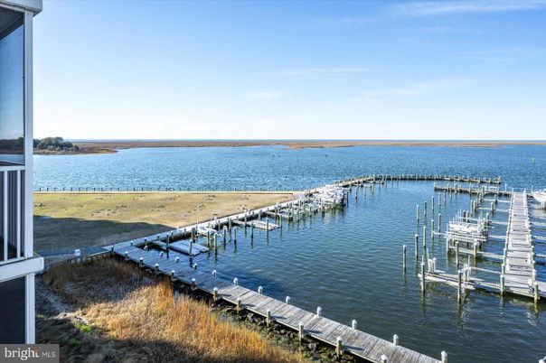 Exterior, Lake