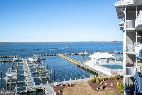 Exterior, Lake