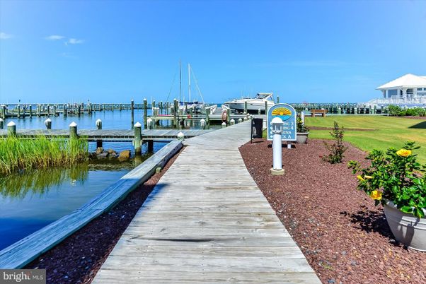Exterior, Lake
