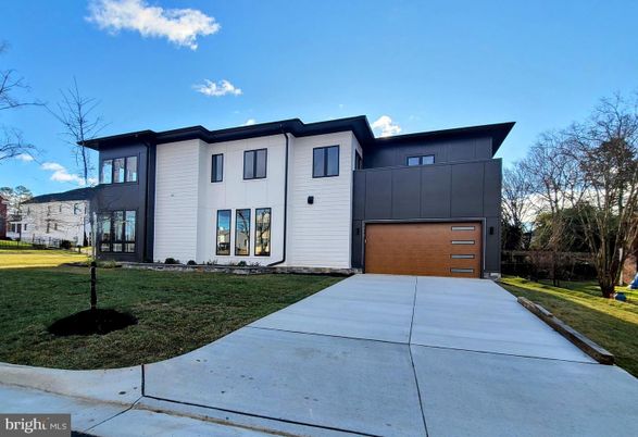 Attached, Backyard, Exterior, Facade, Modern