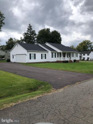 Attached, Exterior, Facade, Ranch