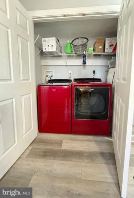 Interior, Washer, Wood Texture Flooring
