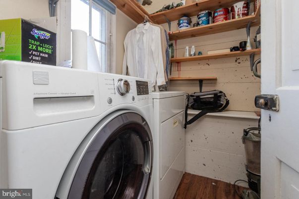 Interior, Washer, Wood Texture Flooring
