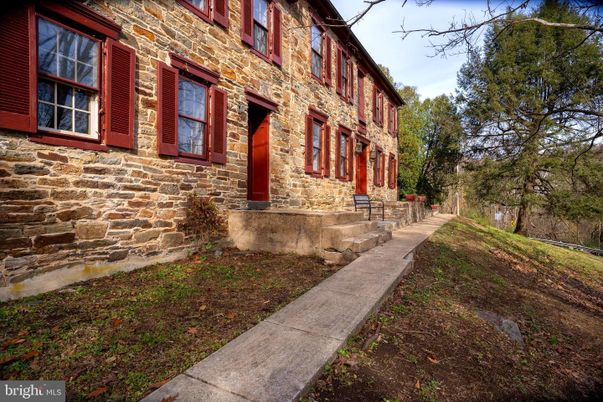 Exterior, Facade, Rowhouse