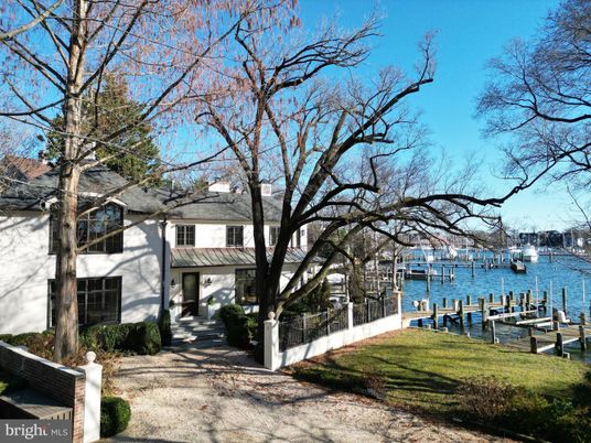 Exterior, Lake