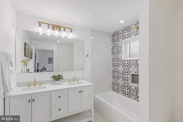 Bathroom, Dual Sink Vanities, Interior, Recessed Lighting