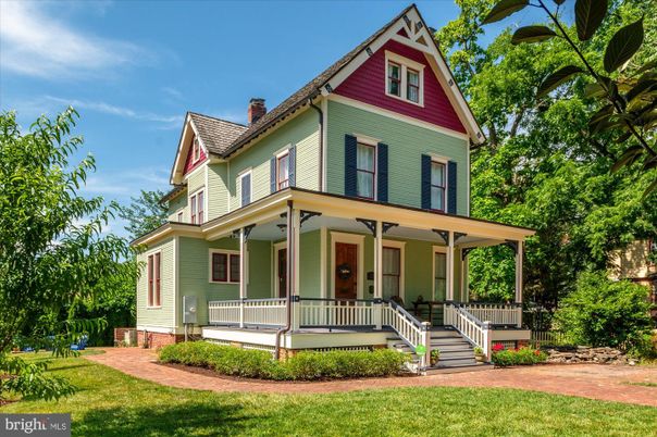Exterior, Facade, Queen Anne Victorian