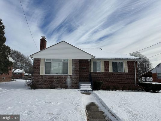Exterior, Facade, Brick Facade, Cape Cod