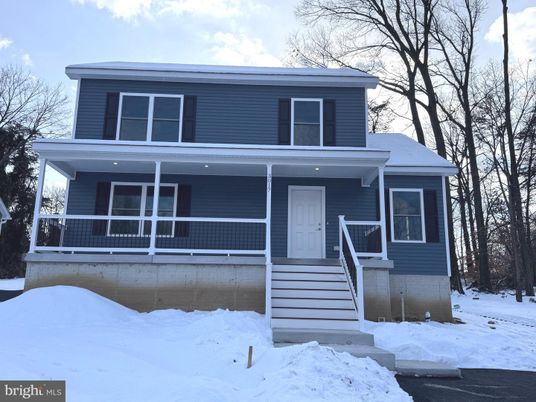 Exterior, Facade, American Foursquare