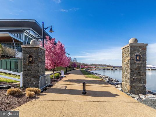 Exterior, Lake