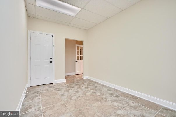 Empty room, Interior