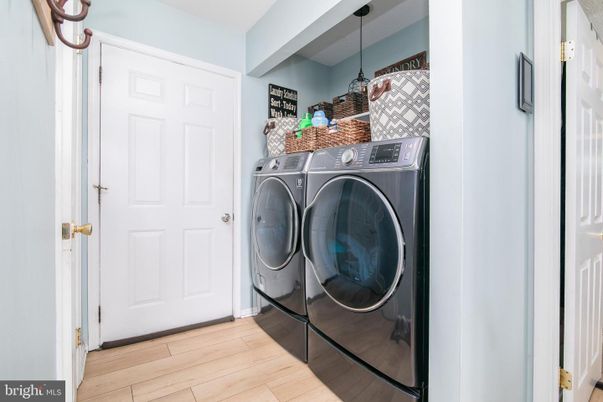 Interior, Utility Closets, Washer, Wood Texture Flooring