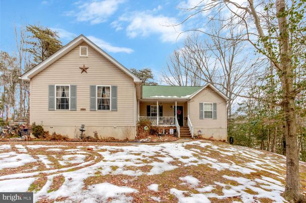 Backyard, Exterior, Facade, Split Level