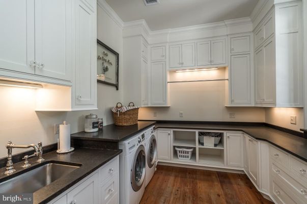 Interior, Washer, Wood Texture Flooring