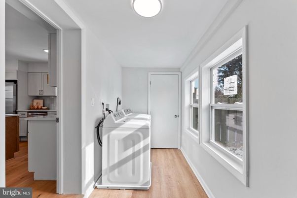 Interior, Recessed Lighting, Washer, Wood Texture Flooring