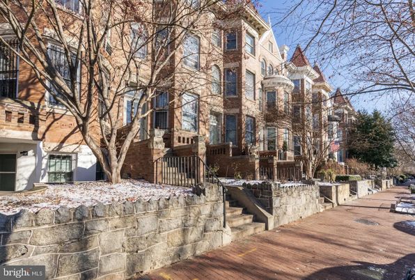 Exterior, Facade, Rowhouse