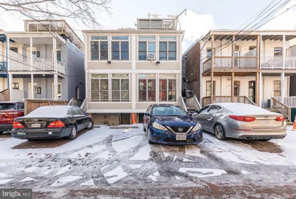 Exterior, Facade, Rowhouse
