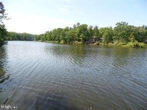 Exterior, Lake