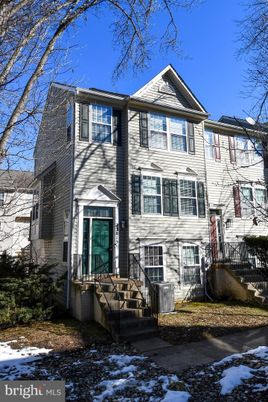 Exterior, Facade, Rowhouse