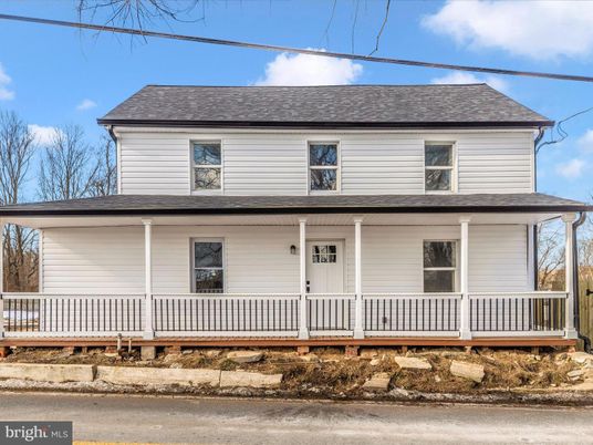 Exterior, Facade, American Foursquare