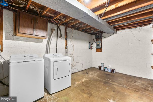 Interior, Washer, Wooden Beams