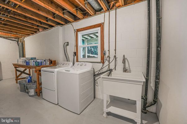 Interior, Washer, Wooden Beams