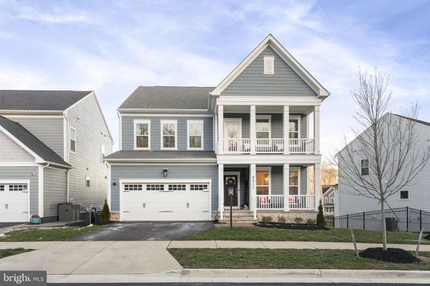 Attached, Exterior, Facade, Farmhouse