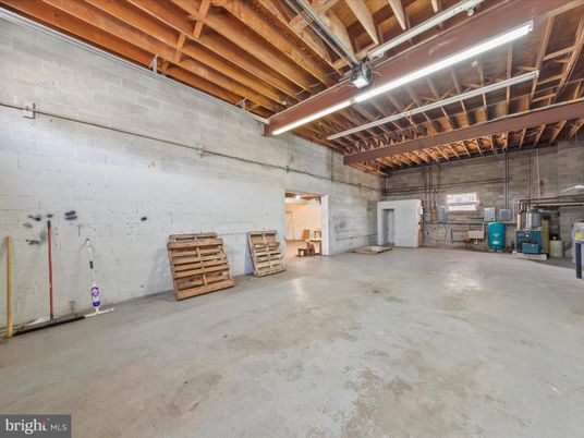Garage, Interior, Wooden Beams