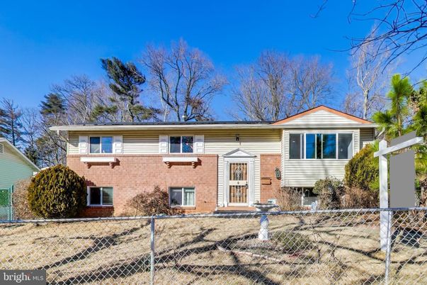 Exterior, Facade, Brick Facade, Raised Ranch