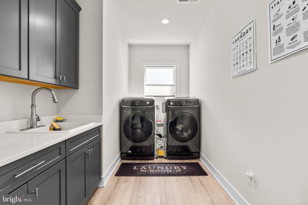 Interior, Recessed Lighting, Washer, Wood Texture Flooring