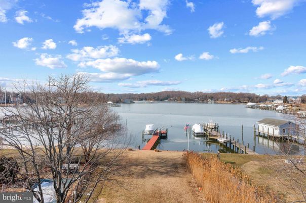 Exterior, Lake