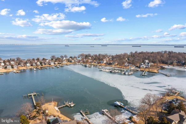 Exterior, Lake