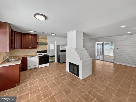 Fireplace, Interior, Kitchen, Recessed Lighting