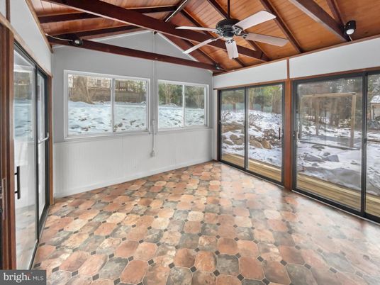 Empty room, Interior, Sun Room, Wooden Beams, Wooden Ceilings
