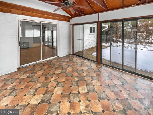 Empty room, Interior, Sun Room, Wooden Beams, Wooden Ceilings