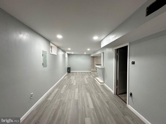 Interior, Recessed Lighting, Wood Texture Flooring