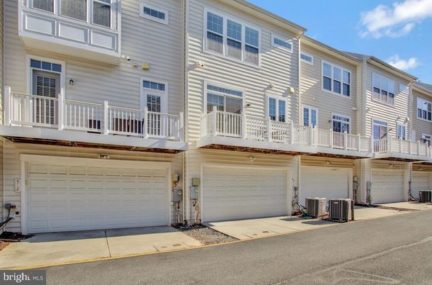 Attached, Exterior, Facade, Rowhouse