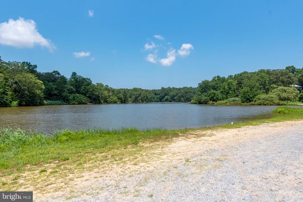 Exterior, Lake