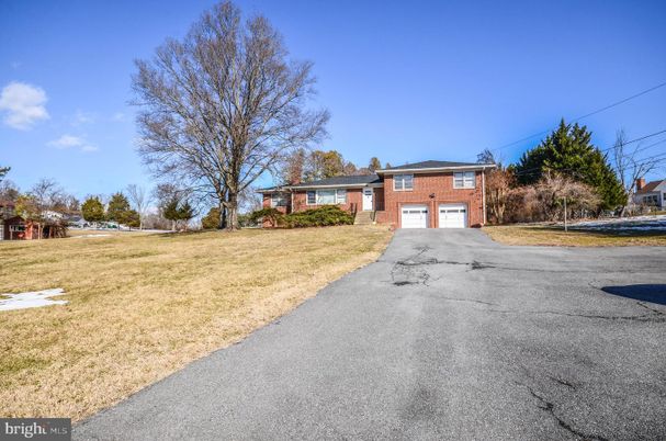Attached, Exterior, Facade, Brick Facade, Ranch