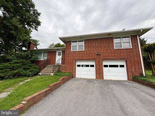 Attached, Exterior, Facade, Brick Facade, Split Level