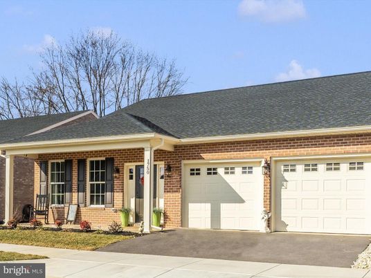 Attached, Exterior, Facade, Brick Facade, Ranch