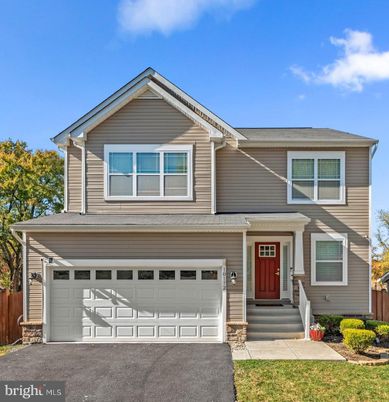 Attached, Exterior, Facade, American Craftsman